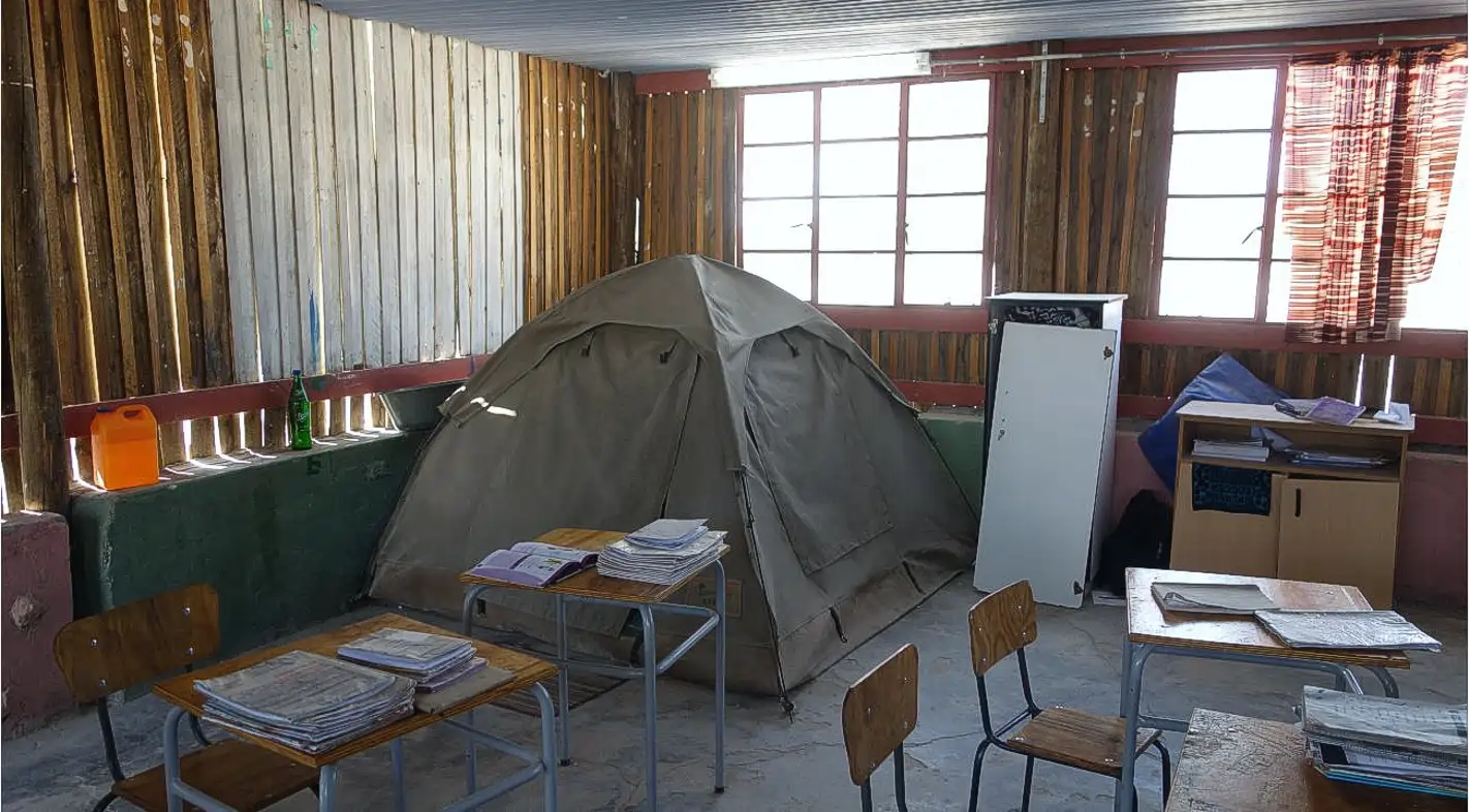 Damaliger Klassenraum als Unterkunft für Schüler und Lehrer